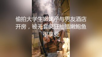 《居家摄像头破解》大叔拉起还在睡觉的老婆就开干先操嘴再操B