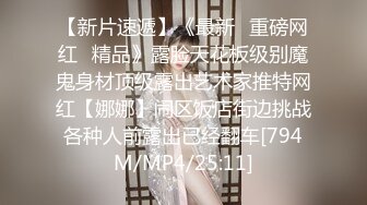 [MP4/ 289M] 双胞胎还有好姐妹三女姐妹花一起诱惑狼友激情大秀，颜值不错情趣丝袜脱光了各种骚